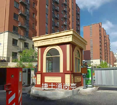 前方什么這么晃眼？哎呦，竟然是新型亮眼的保安亭